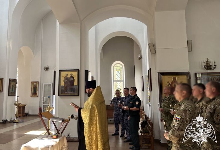 Военнослужащие и сотрудники Управления Росгвардии по Воронежской области посетили Храм Рождества Христова в преддверии  Дня памяти и скорби
