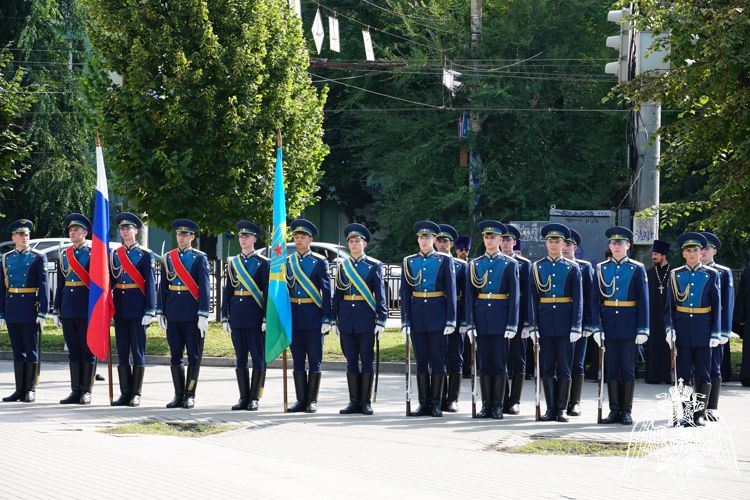 Руководители Управления Росгвардии по Воронежской области возложили венки и цветы в День Воздушно-Десантных войск