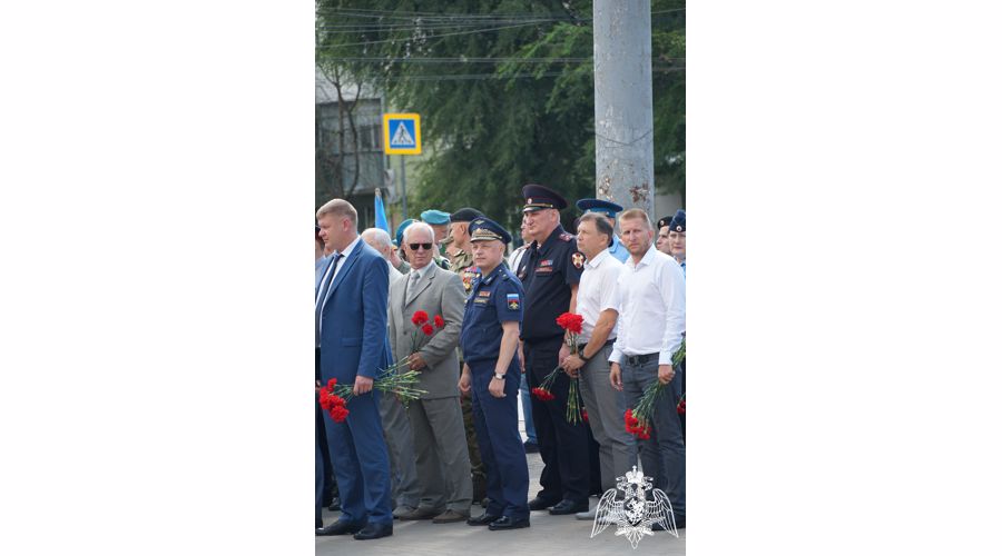 Руководители Управления Росгвардии по Воронежской области возложили венки и цветы в День Воздушно-Десантных войск