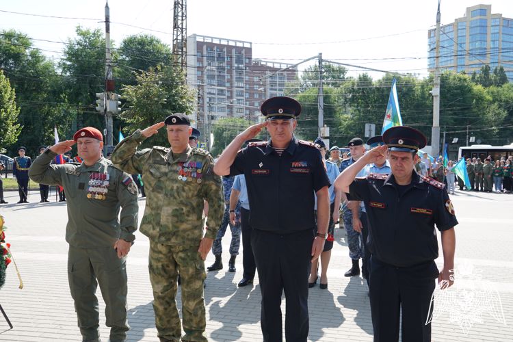 Руководители Управления Росгвардии по Воронежской области возложили венки и цветы в День Воздушно-Десантных войск