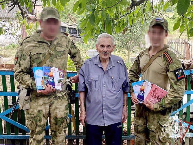 РОСГВАРДЕЙЦЫ НАВЕСТИЛИ СЕМЬЮ ВЕТЕРАНОВ ТРУДА В ДНР