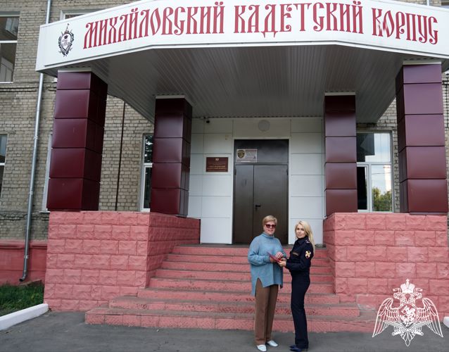Сотрудники Росгвардии в Воронеже поздравили педагогов с международным днем учителя