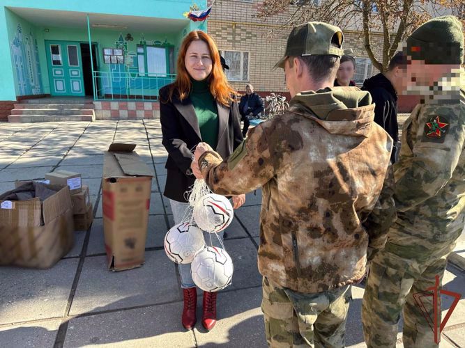Росгвардейцы оказали помощь волонтерам в доставке гуманитарного груза в Херсонскую область