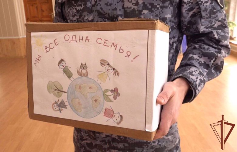Росгвардейцы доставили адресованные сверстникам из Херсонской области детские письма