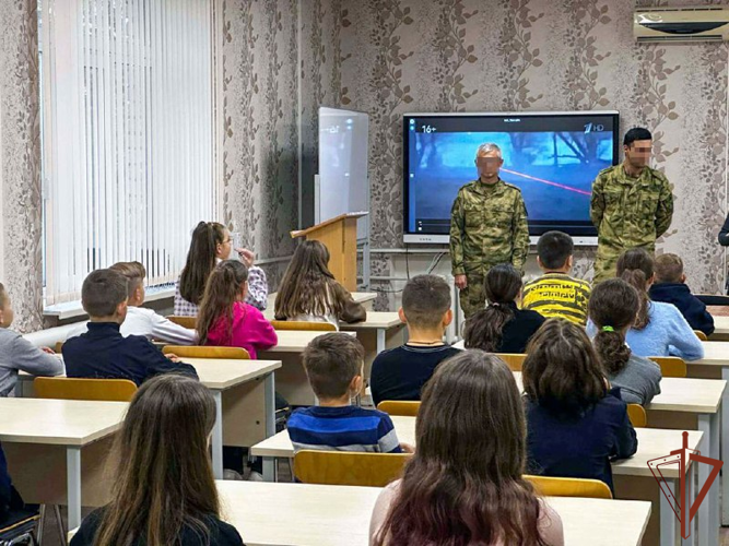 РОСГВАРДЕЙЦЫ ПРОВЕЛИ УРОКИ МУЖЕСТВА В ШКОЛАХ ЗАПОРОЖСКОЙ И ХЕРСОНСКОЙ ОБЛАСТИ