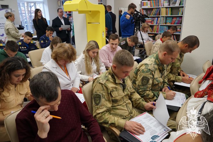 В Воронеже росгвардейцы приняли участие в большом этнографическом диктанте