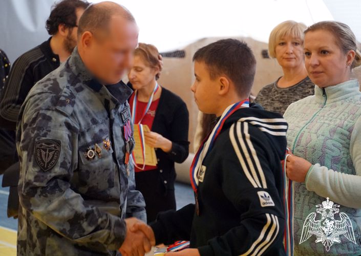 Офицер Росгвардии стал специальным гостем детского турнира по плаванию в Воронеже