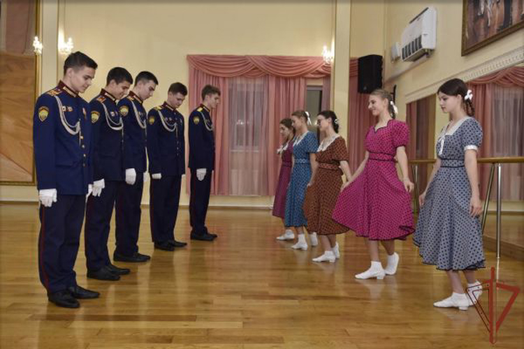 КАДЕТЫ РОСГВАРДИИ ИЗУЧАЮТ ПРАВИЛА БАЛЬНОГО ЭТИКЕТА В ПРЕДДВЕРИИ МЕЖДУНАРОДНОГО КРЕМЛЕВСКОГО БЛАГОТВОРИТЕЛЬНОГО КАДЕТСКОГО БАЛА