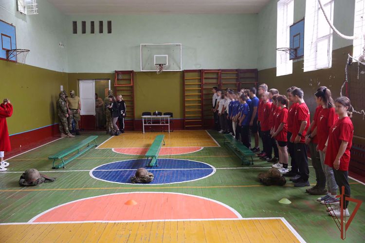 Росгвардия и «Движение первых» провели в ДНР посвященную Дню народного единства спартакиаду