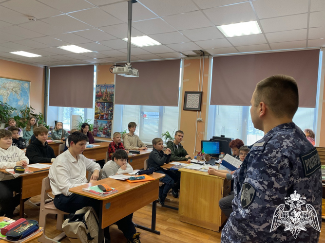 Сотрудники Росгвардии в Нововоронеже провели Урок мужества, посвящённый Дню Конституции Российской Федерации