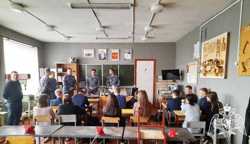 В Воронежской области офицеры Росгвардии организовали тематическую встречу со школьниками 