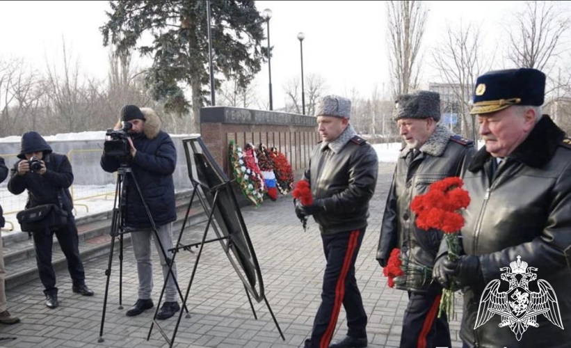 Начальник Управления Росгвардии по Воронежской области в День Героев Отечества возложил венки и цветы на Аллее Героев