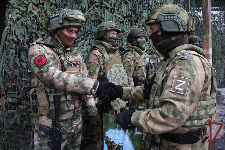 РОСГВАРДЕЙЦАМ В ЗОНЕ СВО РАЗДАЛИ НОВОГОДНИЕ ПОДАРКИ 