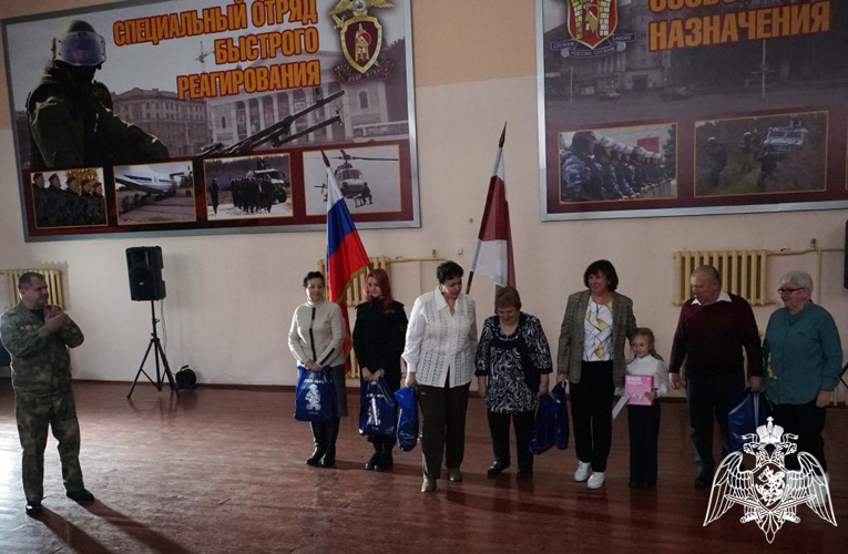 В День образования ОМОН и ОМОН (на транспорте) в Воронеже отличившихся сотрудников спецподразделений отметили медалями, почетными грамотами и благодарностями