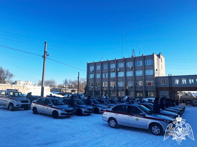 Воронежским росгвардейцам вручили новые служебные автомобили