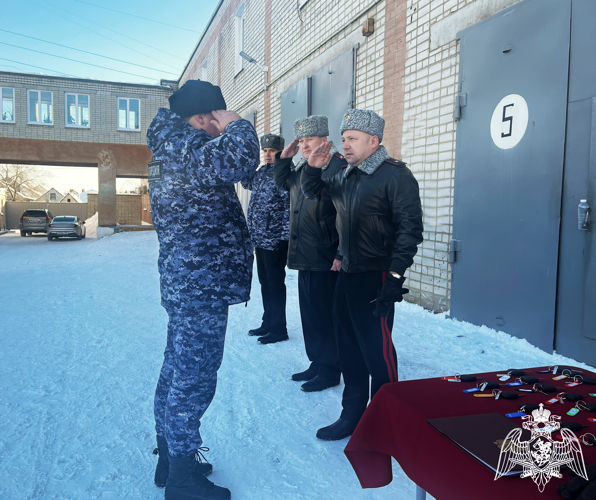 Воронежским росгвардейцам вручили новые служебные автомобили