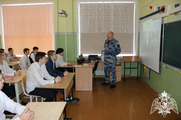 Более 20 патриотических уроков, посвященных  Дню полного освобождения Ленинграда от фашистской блокады и Дню освобождения Воронежа от немецко-фашистских захватчиков, провели офицеры Росгвардии в Воронежской области