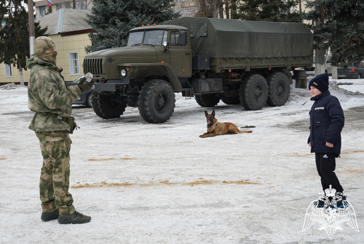 На «Неделе мужества» Воронежские школьники посетили базу ОМОН на транспорте «Стилет» Росгвардии