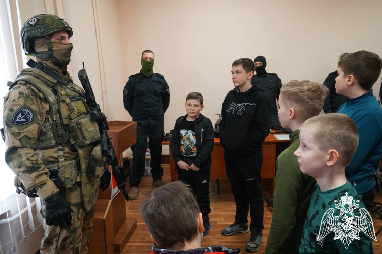 На «Неделе мужества» Воронежские школьники посетили базу ОМОН на транспорте «Стилет» Росгвардии