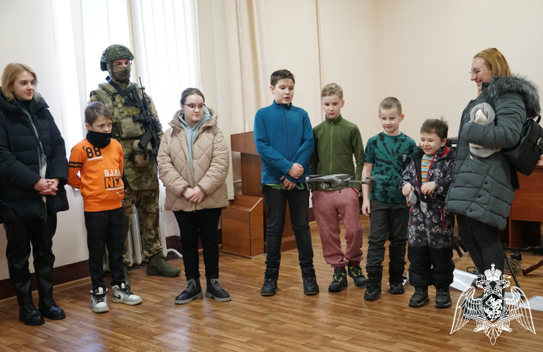 На «Неделе мужества» Воронежские школьники посетили базу ОМОН на транспорте «Стилет» Росгвардии