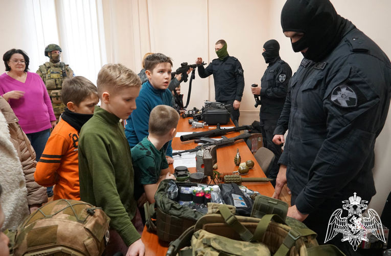 На «Неделе мужества» Воронежские школьники посетили базу ОМОН на транспорте «Стилет» Росгвардии
