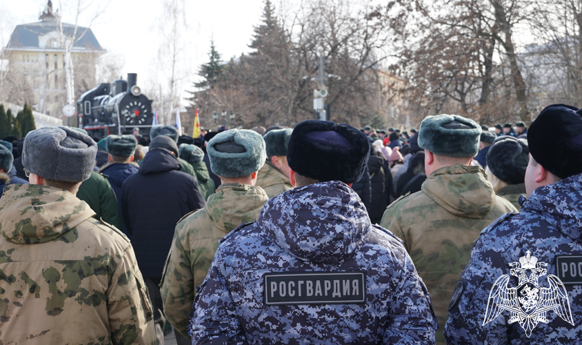 В Воронеже росгвардейцы посетили поезд Минобороны "Сила в правде" 