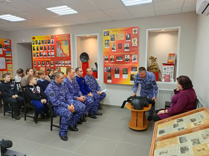 В рамках акции «Неделя мужества»  познакомили подрастающее поколение с мужской профессией