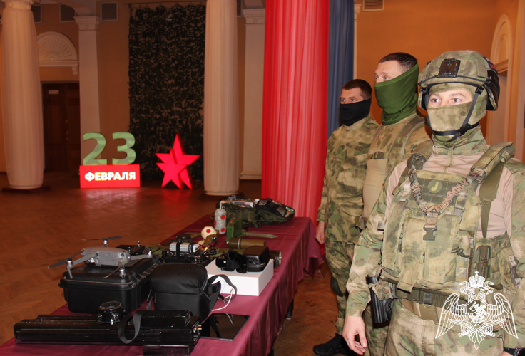 «Росгвардия о героях»: бойцы ОМОН «Стилет» (на транспорте) провели выставку – семинар для жителей Воронежа