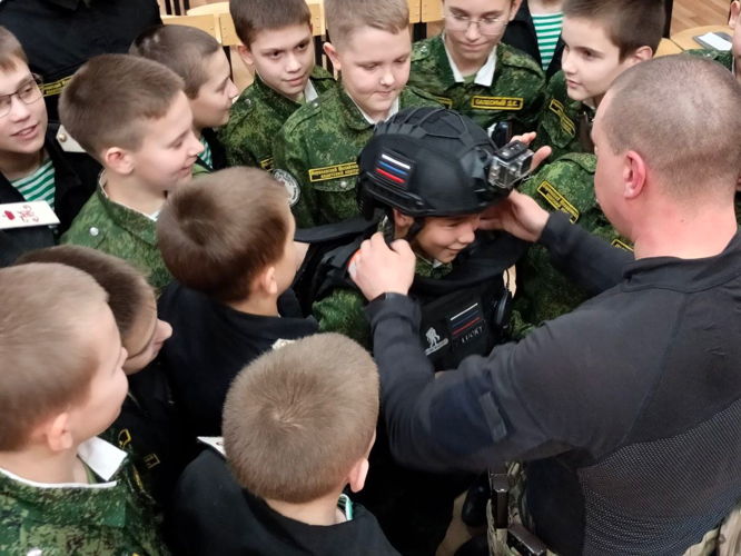 Офицеры Росгвардии в Воронеже поздравили руководство, педагогический коллектив и воспитанников Михайловского кадетского корпуса с Днем рождения кадетских корпусов в России 