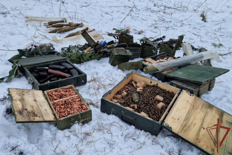 РОСГВАРДЕЙЦЫ НАШЛИ СХРОН С АМЕРИКАНСКИМ И БОЛГАРСКИМ ВООРУЖЕНИЕМ В ЛНР