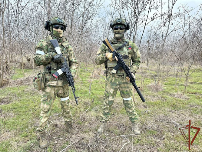 РОСГВАРДЕЙЦЫ АВТОМАТНЫМ ОГНЁМ СБИЛИ ВРАЖЕСКИЙ БЕСПИЛОТНИК В ХЕРСОНСКОЙ ОБЛАСТИ