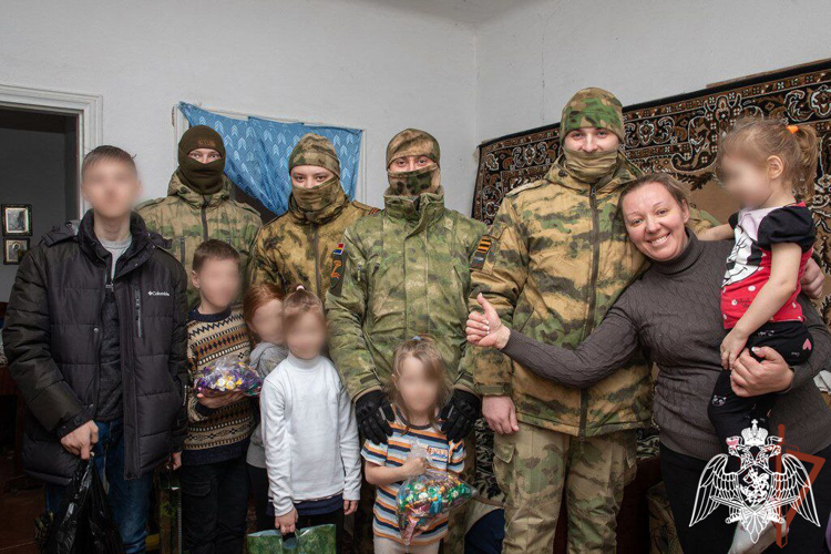 БОЛЕЕ 150 КИЛОГРАММОВ ГУМАНИТАРНОЙ ПОМОЩИ ДОСТАВИЛИ РОСГВАРДЕЙЦЫ МНОГОДЕТНЫМ СЕМЬЯМ В ДНР