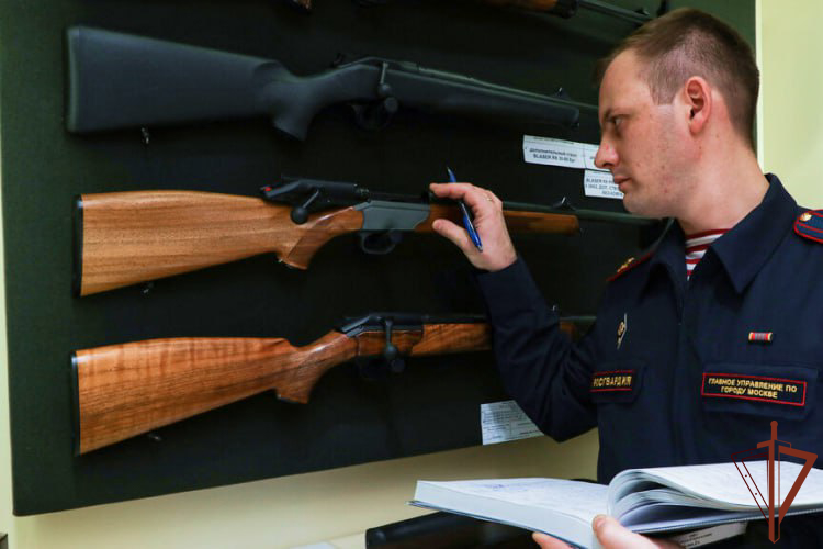 СОТРУДНИКИ ПОДРАЗДЕЛЕНИЙ ГОСКОНТРОЛЯ И ЛРР РОСГВАРДИИ ОТМЕЧАЮТ ПРОФЕССИОНАЛЬНЫЙ ПРАЗДНИК
