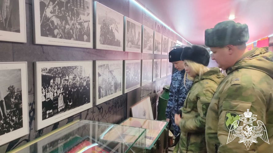 В Воронеже росгвардейцы посетили поезд Минобороны "Сила в правде" 