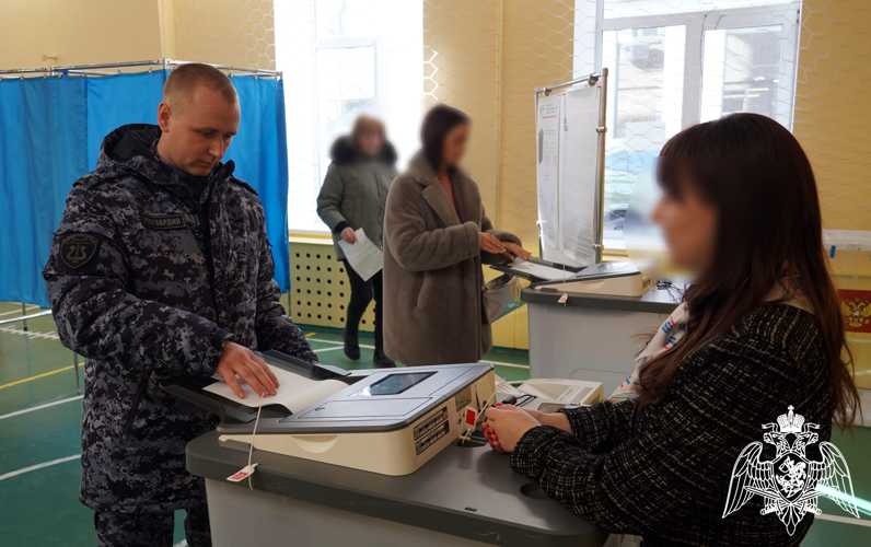 Сотрудники и военнослужащие Росгвардии в Воронеже участвуют в голосовании на выборах Президента России