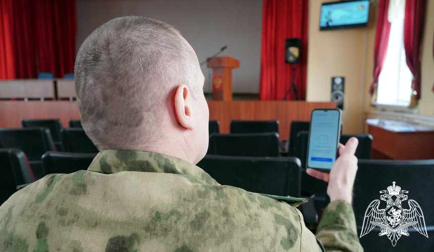 Сотрудники и военнослужащие Росгвардии в Воронеже участвуют в голосовании на выборах Президента России