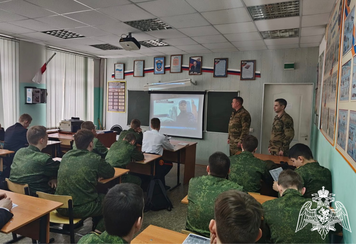 В Воронеже Росгвардейцы провели встречу с воспитанниками кадетской школы имени А.В. Суворова 
