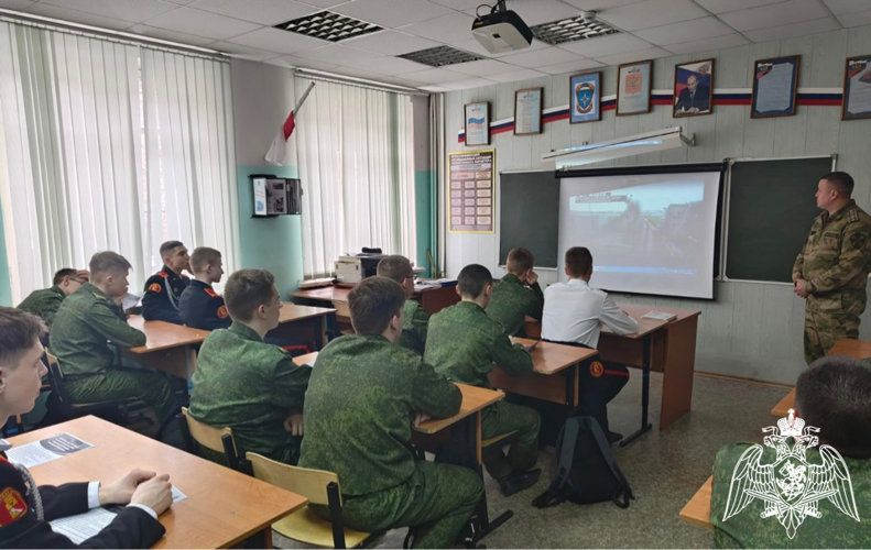 В Воронеже Росгвардейцы провели встречу с воспитанниками кадетской школы имени А.В. Суворова 