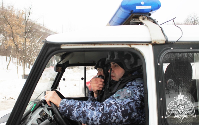 В Воронеже сотрудники Росгвардии задержали мужчину за кражу в торговом центре