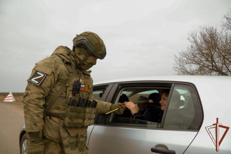 РОСГВАРДЕЙЦЫ В РАЙОНАХ ПРОВЕДЕНИЯ СВО ПОЗДРАВИЛИ ЖЕНЩИН С НАСТУПАЮЩИМ МЕЖДУНАРОДНЫМ ЖЕНСКИМ ДНЕМ