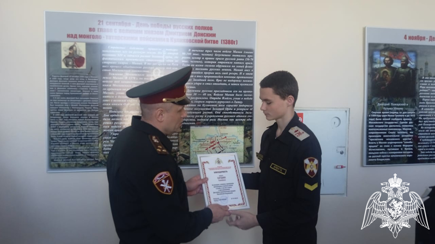 В Воронеже росгвардейцы наградили отличившихся воспитанников Михайловского кадетского корпуса
