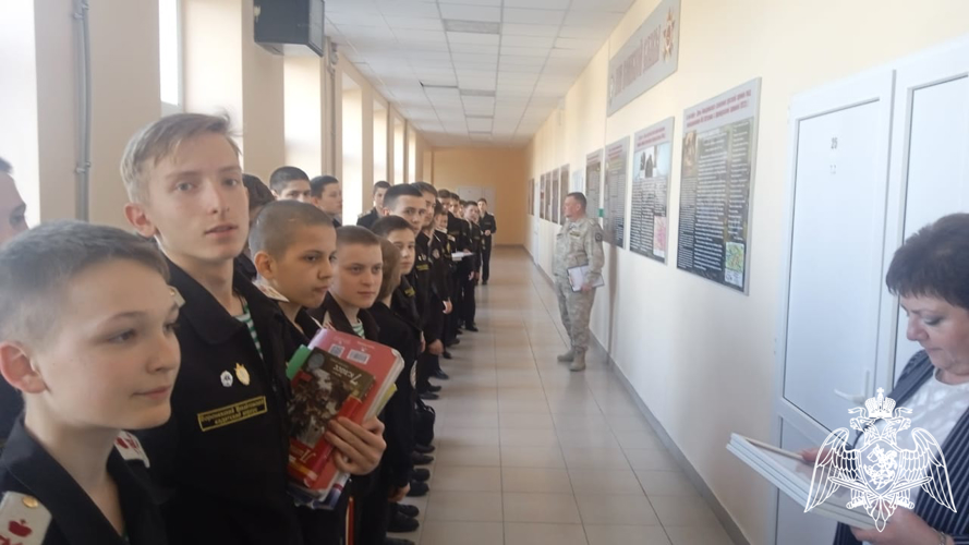 В Воронеже росгвардейцы наградили отличившихся воспитанников Михайловского кадетского корпуса