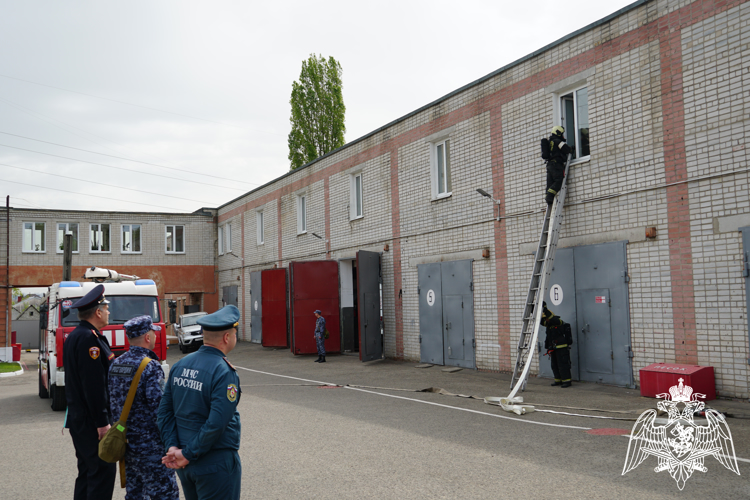 В ВОРОНЕЖЕ РОСГВАРДИЯ И МЧС ПРОВЕЛИ СОВМЕСТНУЮ ПОЖАРНО-ТАКТИЧЕСКУЮ ТРЕНИРОВКУ