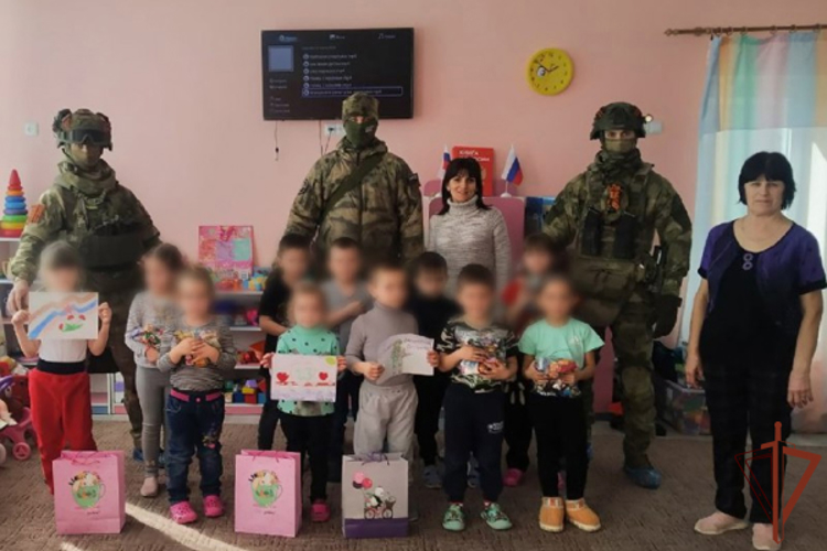 РОСГВАРДЕЙЦЫ В ЛНР ВСТРЕТИЛИСЬ С ЮНЫМИ АВТОРАМИ ПИСЕМ И РИСУНКОВ