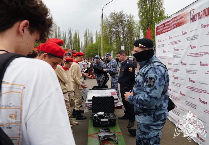 Ежегодную патриотическую акцию «День Призывника» провели росгвардейцы в Воронеже