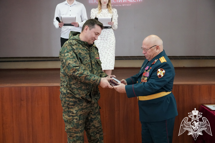 Ветеранов Воронежского полка Росгвардии поздравили со 105-й годовщиной со дня образования 
