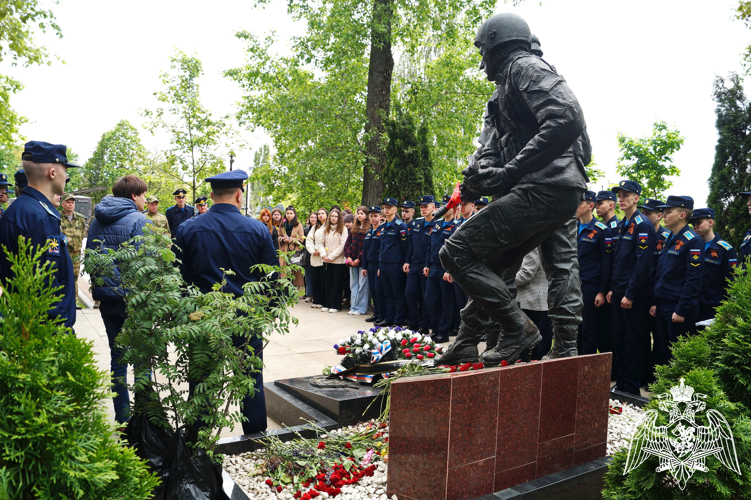 В Воронеже росгвардейцы приняли участие во Всероссийской акции «Сад – Связь поколений»