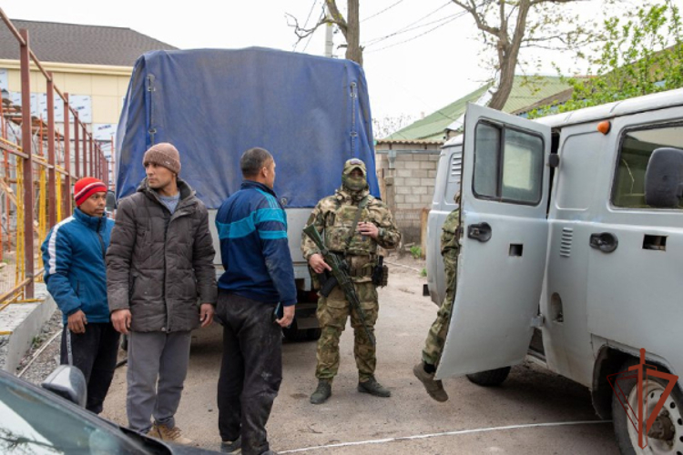 СПЕЦНАЗОВЦЫ РОСГВАРДИИ И СОТРУДНИКИ ВОЕННОЙ КОНТРРАЗВЕДКИ ЗАДЕРЖАЛИ НАРУШИТЕЛЕЙ МИГРАЦИОННОГО ЗАКОНОДАТЕЛЬСТВА В ДНР