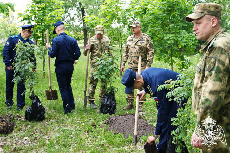 В Воронеже росгвардейцы приняли участие во Всероссийской акции «Сад – Связь поколений»