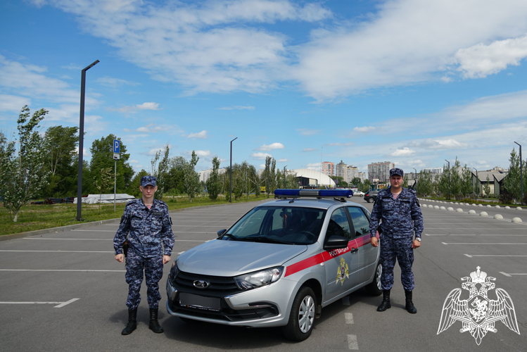 В ВОРОНЕЖСКОЙ ОБЛАСТИ СОТРУДНИКИ РОСГВАРДИИ ЗАДЕРЖАЛИ ПРАВОНАРУШИТЕЛЯ, ПЫТАВШЕГОСЯ СОВЕРШИТЬ УГОН АВТОМОБИЛЯ